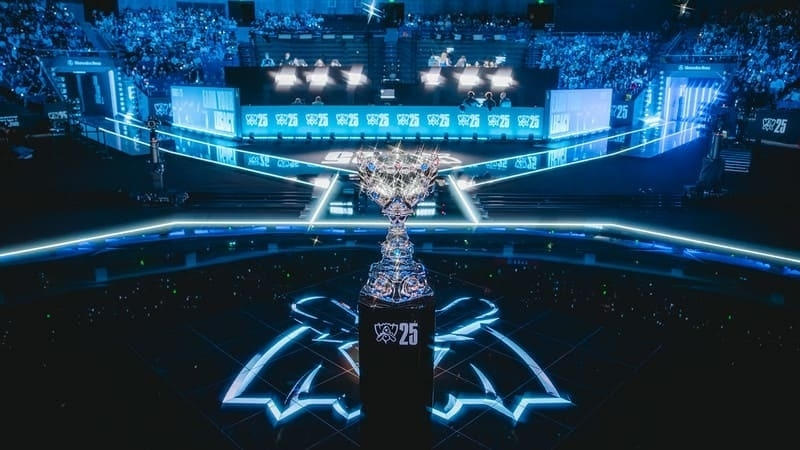 Chiếc cúp Summoner's Cup danh giá tại giải đấu CKTG 2025